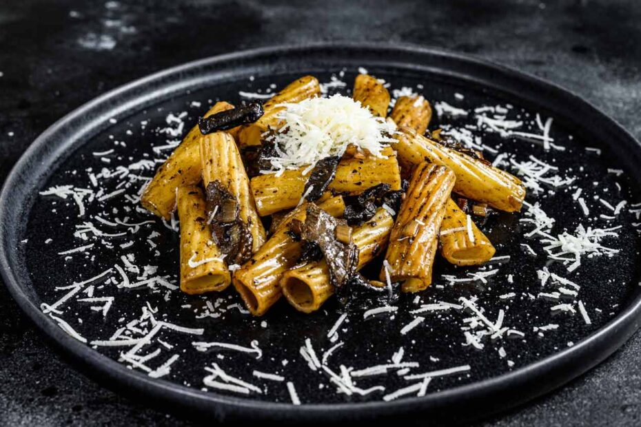 Gourmet ejemplo de pasta-tortiglioni-with-black-truffle-boletus-edulis-white-mushroom